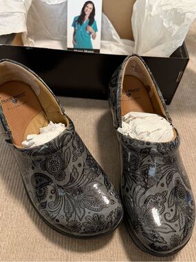 Pillow top Nurse Mates Gray Paisley Slip-On Work Clogs Medical RN LVN CNA Shoes